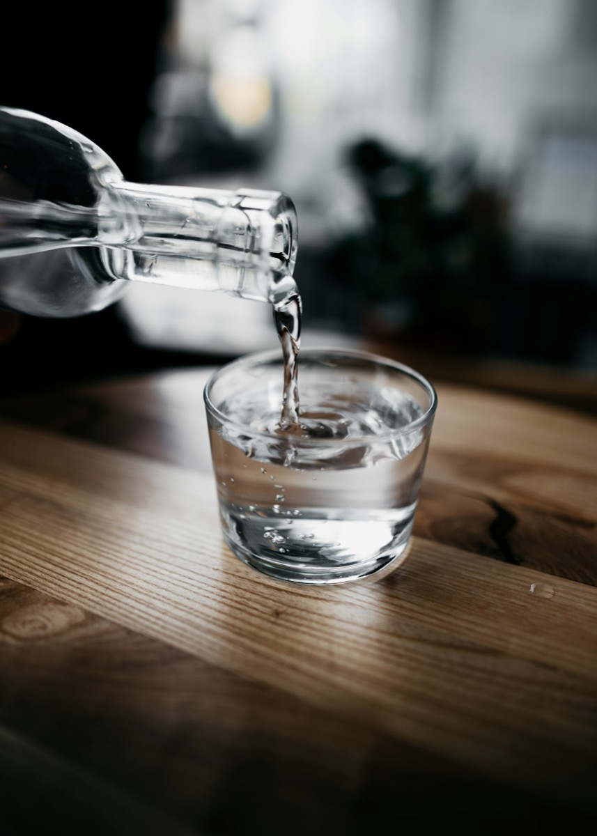 Frisches Quellwasser wird eingeschenkt